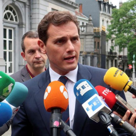 Albert Rivera atiende a los medios de comunicación en Bruselas. (EFE)