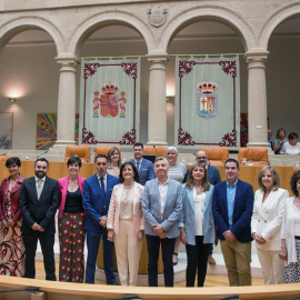 20/06/2019- Fotografía de familia del grupo Socialista en el Parlamento de La Rioja, tras la elección del socialista Jesús María García como presidente del Parlamento. EFE - Raquel Manzanares