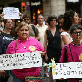 Más de un centenar de personas se han concentrado hoy en la plaza Sant Jaume de Barcelona para expresar su rechazo a la reapertura del Centro de Internamiento de Extranjeros (CIE) de la Zona Franca de la capital catalana, convocados por la Plataforma Cer