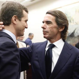 El presidente del PP, Pablo Casado (i), y el expresidente del Gobierno, José María Aznar, en el Congreso. Fuente: Europa Press