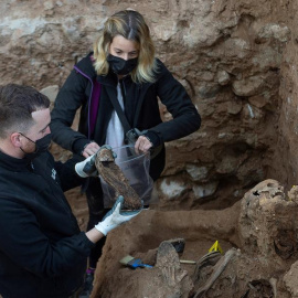 Los trabajos de exhumación en la fosa del cementerio civil de Guadalajara, como parte de la labor de la Asociacion para la Recuperacion de la Memoria Histórica. EFE/ Nacho Izquierdo