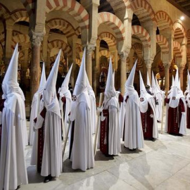 La Mezquita de Córdoba, con cofrades en Semana Santa.