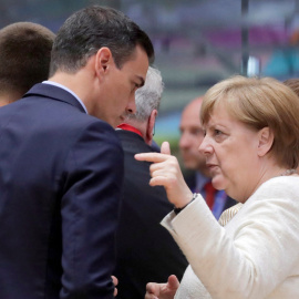 El presidente de España, Pedro Sánchez, y la canciller de Alemania, Angela Merkel, conversan al inicio de la cumbre de la Unión Europea (UE) en Bruselas (Bélgica). EFE/ Olivier Hoslet