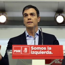 El secretario general del PSOE, Pedro Sánchez, que hoy se ha reunido en con el rey Felipe VI en el Palacio de la Zarzuela, durante la rueda de prensa que ha ofrecido en la sede socialista de Ferraz. EFE/Ballesteros