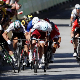 El ciclista eslovaco del equipo Bora Hansgrohe Peter Sagan (2i) empuja al inglés del equipo Dimension Data Mark Cavendish (i) durante el esprint final de la 4ª etapa del Tour de Francia. /EFE