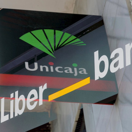 Doble exposición de los logotipos de las entidades Unicaja y Liberbank, en sendas sucursales en Madrid. EFE/Rodrigo Jiménez