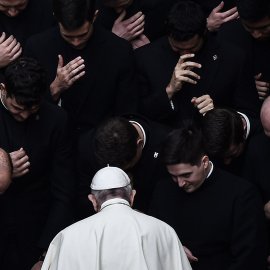 El Papa Francisco reza con los sacerdotes al final de una audiencia pública limitada en el patio de San Dámaso en el Vaticano | Filippo MONTEFORTE / AFP