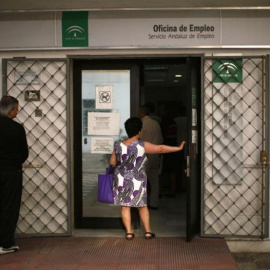 Una mujer hace cola para entrar en una oficina del Servicio Andaluz de Empleo, en Marbella. REUTERS/Jon Nazca