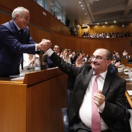 El socialista Javier Sada Beltrán es felicitado por el presidente en funciones de Aragón, Javier Lambán, tras ser  proclamado presidente del Parlamento aragonés.