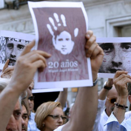 Varias de las personas participan esta tarde en una céntrica calle de Valladolid en el homenaje organizado por el PP de esta ciudad al concejal Miguel Ángel Blanco. /EFE