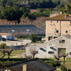 L’autòdrom de Terramar, amb una de les masies, la gradería i una part del circuit. Gemma Sánchez | ACN