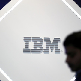 Un hombre parado cerca de un logo de IBM en el Mobile World Congress en Barcelona, en febrero de 2019. REUTERS/Sergio Perez