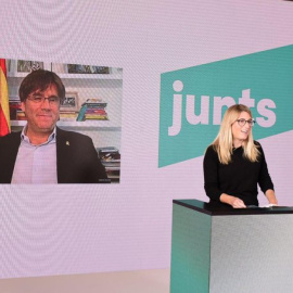 Elsa Artadi durant la cloenda del Congrés fundacional de Junts amb el president Puigdemont a la pantalla esperant per intervenir.JUNTS