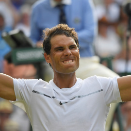 Nadal celebra su victoria ante el ruso Karen Khachanov en Wimbledon. /REUTERS