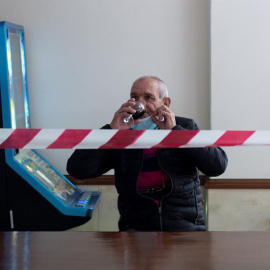 Un cliente en el interior de un bar de Ourense. La ciudad gallega de Ourense se ha convertido en la primera del país en afrontar la prohibición de encuentros sociales con personas no convivientes como medida de contención del covid. EFE/Brais Lorenzo