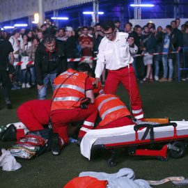 Los servicios de emergencia atienden al acróbata tras la caída. EFE