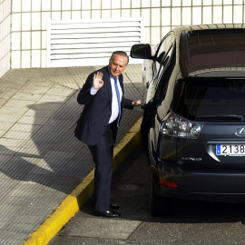 Manuel Fernandez de Sousa, en la planta de Pescanova en Chapela, cerca de Vigo, el día que dimitió como presidente de la compañía tras ser imputado por falsear las cuentas. AFP/MIGUEL RIOPA