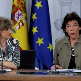 La portavoz del Gobierno en funciones, Isabel Celaá (d), junto a la ministra de Sanidad en funciones, María Luisa Carcedo (i), durante la rueda de prensa tras la reunión del Consejo de Ministros. EFE/ J.J. Guillén