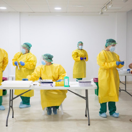 Varios sanitarios realizan un cribado masivo para la detección de la covid-19 a los vecinos de la localidad malagueña de Villanueva de la Concepción. EFE/Daniel Pérez/Archivo