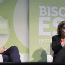 19.06.22019- La ministra en funciones de Transición Ecológica, Teresa Ribera, junto al CEO de Fineco Enrique Sáez, en la mesa redonda el miércoles 19 de junio en el "Biscay ESG Global Summit". EFE/Luis Tejido