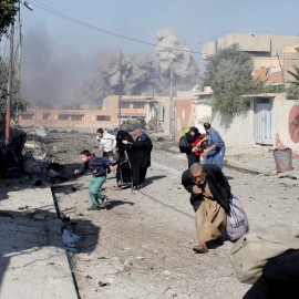 Personas corren asustadas después de que un ataque aéreo de la coalición alcance las posiciones del Estado Islámico en Mosul, en noviembre de 2016 REUTERS/Goran Tomasevic/Fotografía de archivo