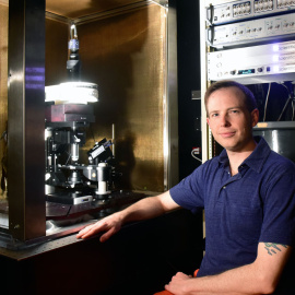 El neurobiólogo Blake Richards, en su laboratorio en la Universidad de Toronto./ UNIVERSITY OF TORONTO