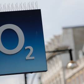 El logo de O2 en una tienda de la operadora de móviles en Londres. AFP/Tolga AKMEN