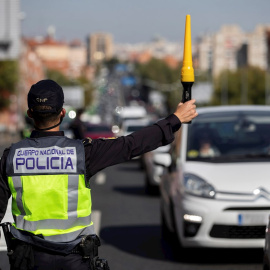 Agentes de la Policía Nacional en un control en una de las salidas de Madrid. - EFE