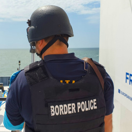 Un agente de Frontex en el Maeditarráneo.- FRONTEX