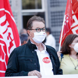 El secretario general de CC.OO., Jaime Cedrún; sostiene una pancarta durante una concentración convocada por CCOO y UGT. - ÓSCAR J. BARROSO (EUROPA PRESS)