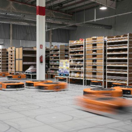 Los pequeños robots conocidos como “drive” transportan estanterías de hasta 1.300 kilos hacia las zonas en las que trabajan los mozos de almacén en Castellbisbal.