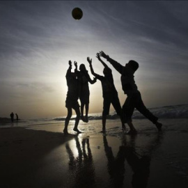 Imagen de archivo de unos niños jugando a la pelota. EFE