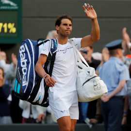 Rafa Nadal saluda a los aficionados en su adiós a Wimbledon en los octavos de final. /REUTERS