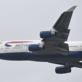 Un aparato Boeing 747 de British Airways sobrevuelta el aeropuerto londinense de Heathrow. REUTERS/Toby Melville