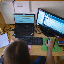 Un hombre teletrabajando desde su casa con un portátil. E.P./Eduardo Parra