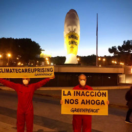 Activistas de Greenpeace han colocado una mascarilla giganteen una escultura de la plaza de Colón (Madrid) en la que se lee "Pandemia Climática". / Twitter/ GreenPeace