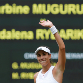 Garbiñe Muguruza saluda tras derrotar a Magdalena Rybarikova y pasar a la final de Wimbledon. /REUTERS