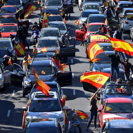 Un centenar de coches parados en el Paseo de la Castellana de Madrid, en una manifestación contra el estado de alarma convocada por Vox. EFE