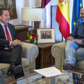 El presidente de Castilla-La Mancha, Emiliano García-Page (i), durante la reunión mantenida con el secretario general de Podemos en la región, José García Molina, hoy en el Palacio de Fuensalida de Toledo./EFE