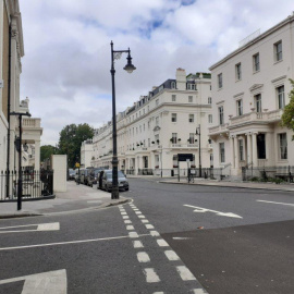 Cruce de Eaton Square con la calle Upper Belgrave Street en cuya acera de la derecha está el número 8 en donde Corinna escogió un piso de 6 millones de euros para el rey Juan Carlos I en 2011.