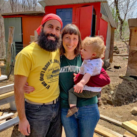 El comunista Christopher Helali, junto a su mujer y su hijo, en su granja de Vermont.