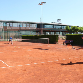 Dos jugadors de tennis practicant aquest esport al Club Tennis Sabadell. ACN/Norma Vidal