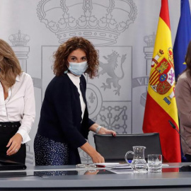 La ministra de Hacienda María Jesús Montero (c), la ministra de Trabajo Yolanda Díaz (i), y la de Igualdad Irene Montero (EFE)