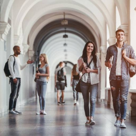 Banco Santander lanza 11.100 becas de inmersión en inglés  para mejorar el acceso de los jóvenes al mercado laboral