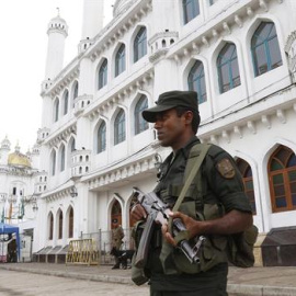 Agentes de las Fuerzas de Seguridad de Sri Lanka montan guardia en el exterior de la mezquita de Dawatagaha, este viernes en Colombo (Sri Lanka). El presidente de Sri Lanka, Maithripala Sirisena, manifestó hoy que han detectado la presencia en la isla de