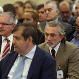 Francisco Correa, presunto cabecilla de la trama Gürtel, y Pablo Crespo, exsecretario de Organización del PP de Galicia y supuesto número dos de la trama, durante el juicio en la sede de la Audiencia Nacional de San Fernando de Henares. EFE/Chema Moya