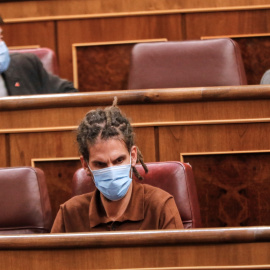 El diputado de Unidas Podemos Alberto Rodríguez (c), durante una sesión plenaria en el Congreso de los Diputados. / EUROPA PRESS