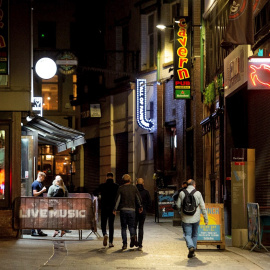 Varias personas caminan por una calle de bares de Liverpool. EFE/EPA/PETER POWELL