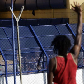 Una persona saluda a los internos del Centro de Internamiento de Extranjeros (CIE) de Aluche, Madrid. Imagen: Ferrocarril Clandestino