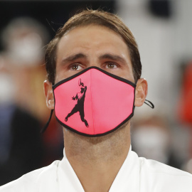 Rafael Nadal en la entrega del trofeo de su última victoria en el Roland Garros, Francia. / REUTERS